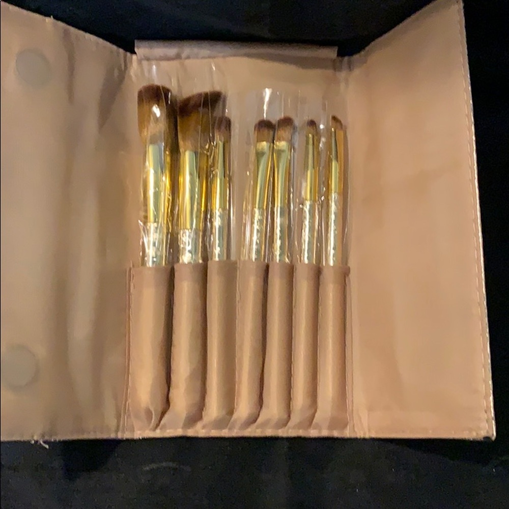 Neimen Marcus Brush set BNWT